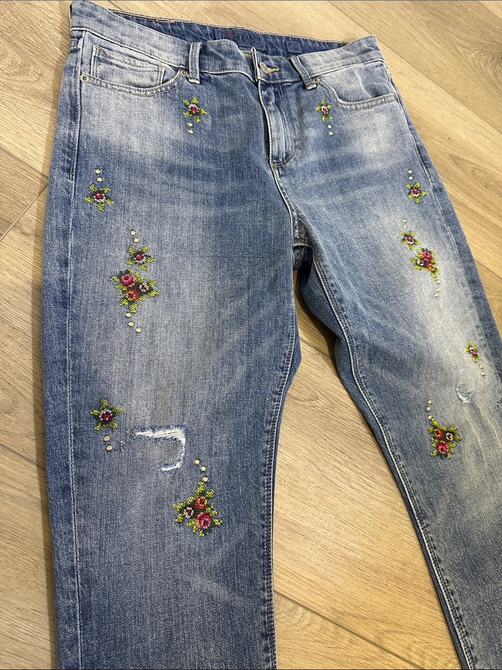Lucky Brand Ava Skinny Jeans with embroidered cross stitch flowers. Size 6/28